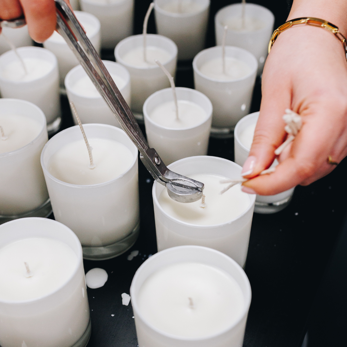 Só Soy candle making